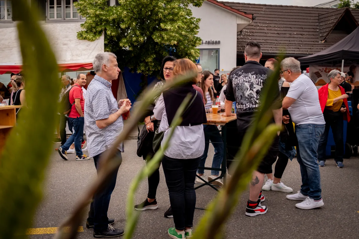 «Das Stadtfest ist ein Treffpunkt mitten im Dorf», erklärt einer der Besucher. Impressionen vom Freitagabend des Stadtfest Wetzikon 2024
